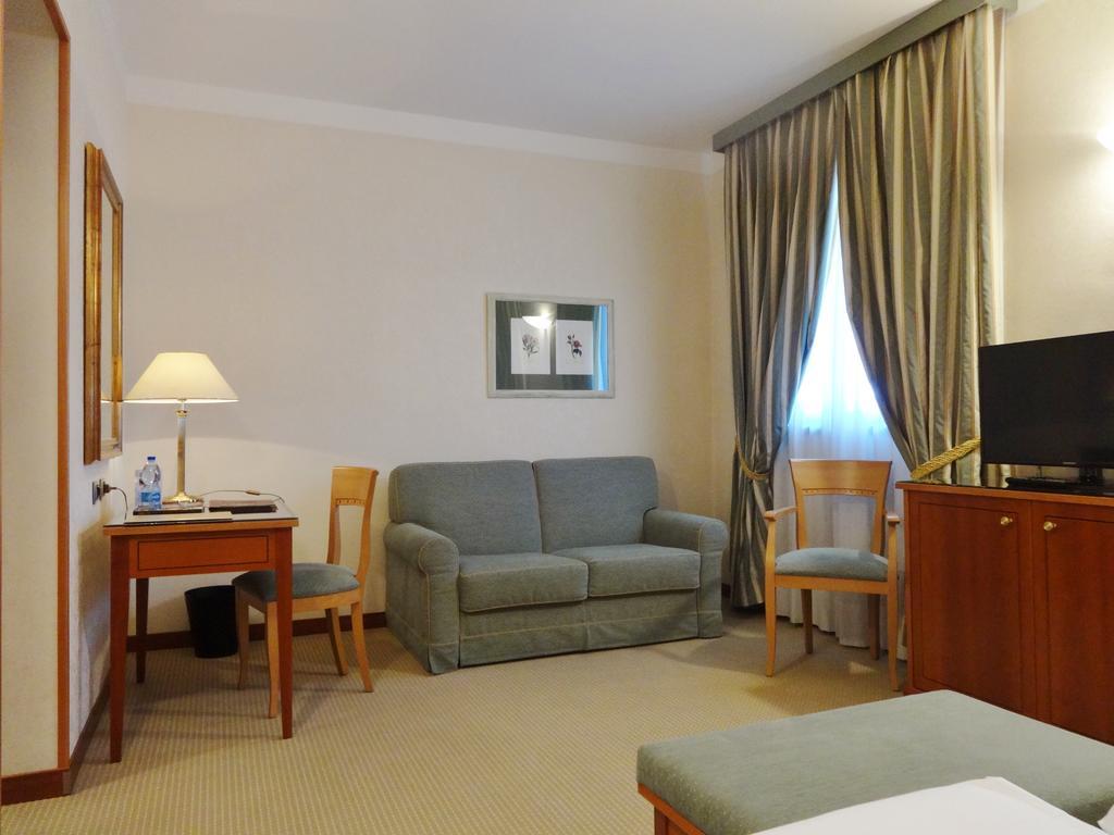Hotel Excelsior Magenta Esterno foto