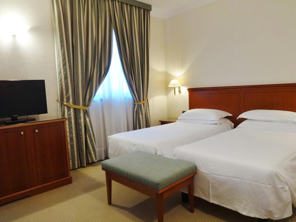 Hotel Excelsior Magenta Esterno foto