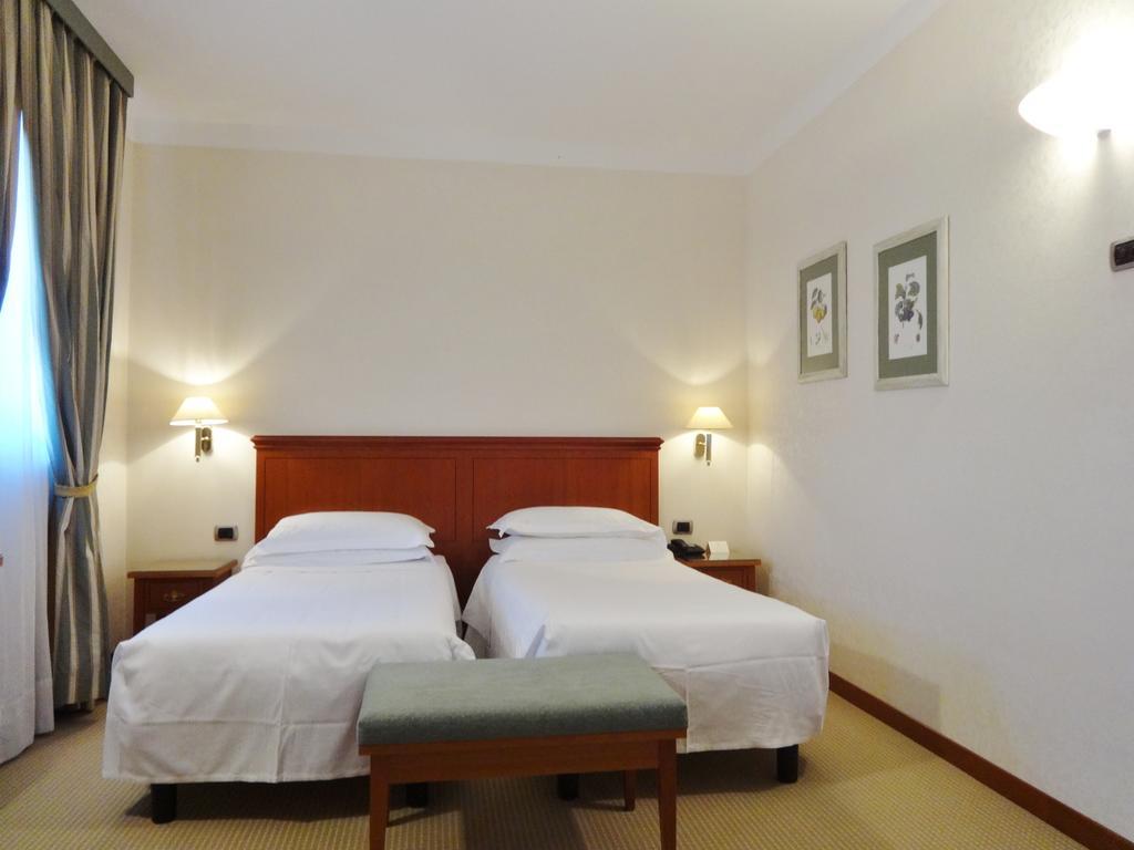 Hotel Excelsior Magenta Esterno foto