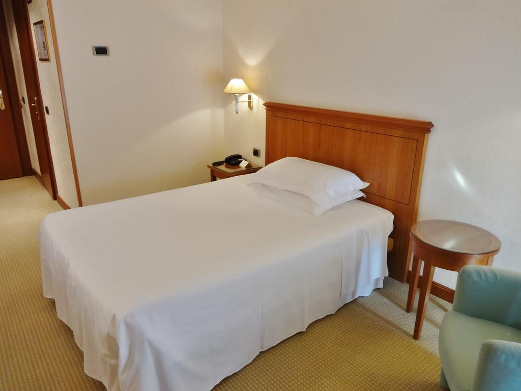 Hotel Excelsior Magenta Esterno foto