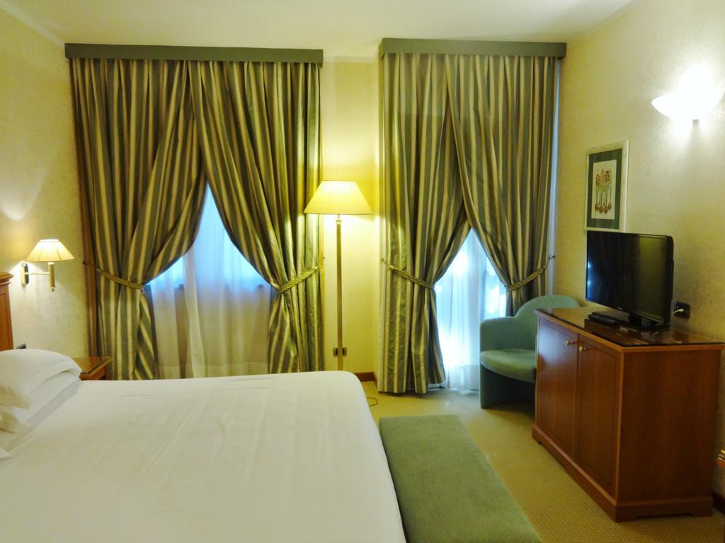 Hotel Excelsior Magenta Esterno foto