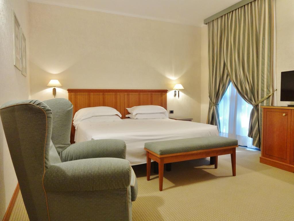 Hotel Excelsior Magenta Esterno foto