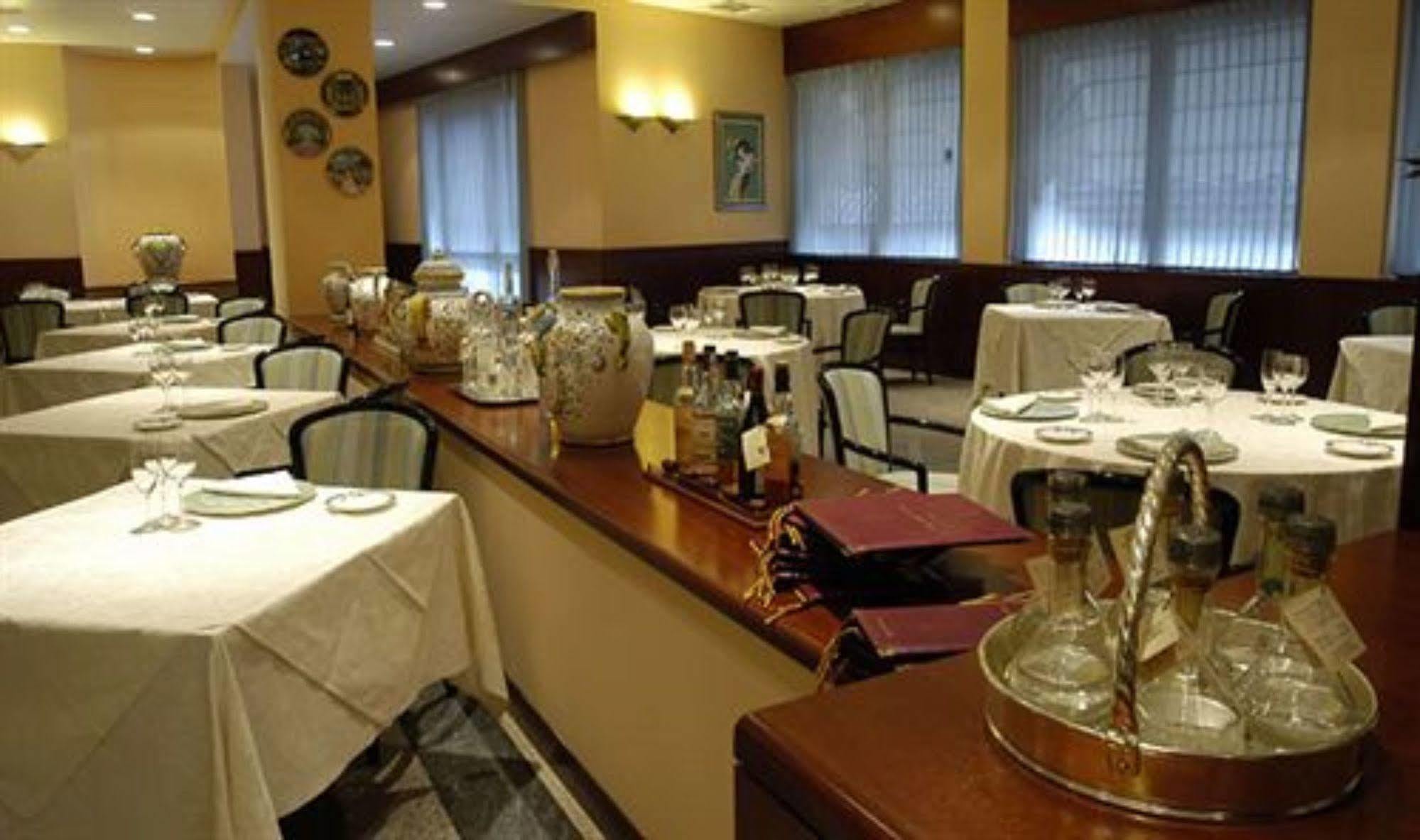 Hotel Excelsior Magenta Esterno foto