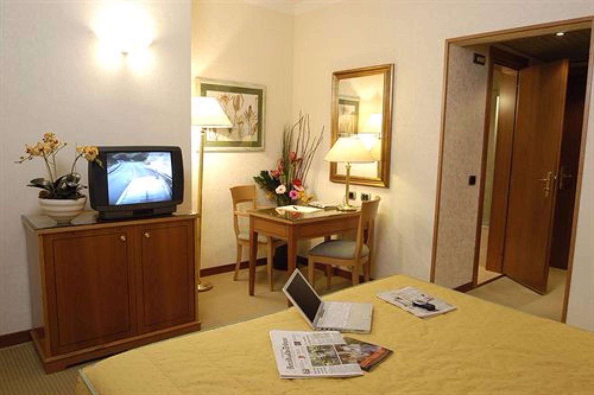 Hotel Excelsior Magenta Esterno foto
