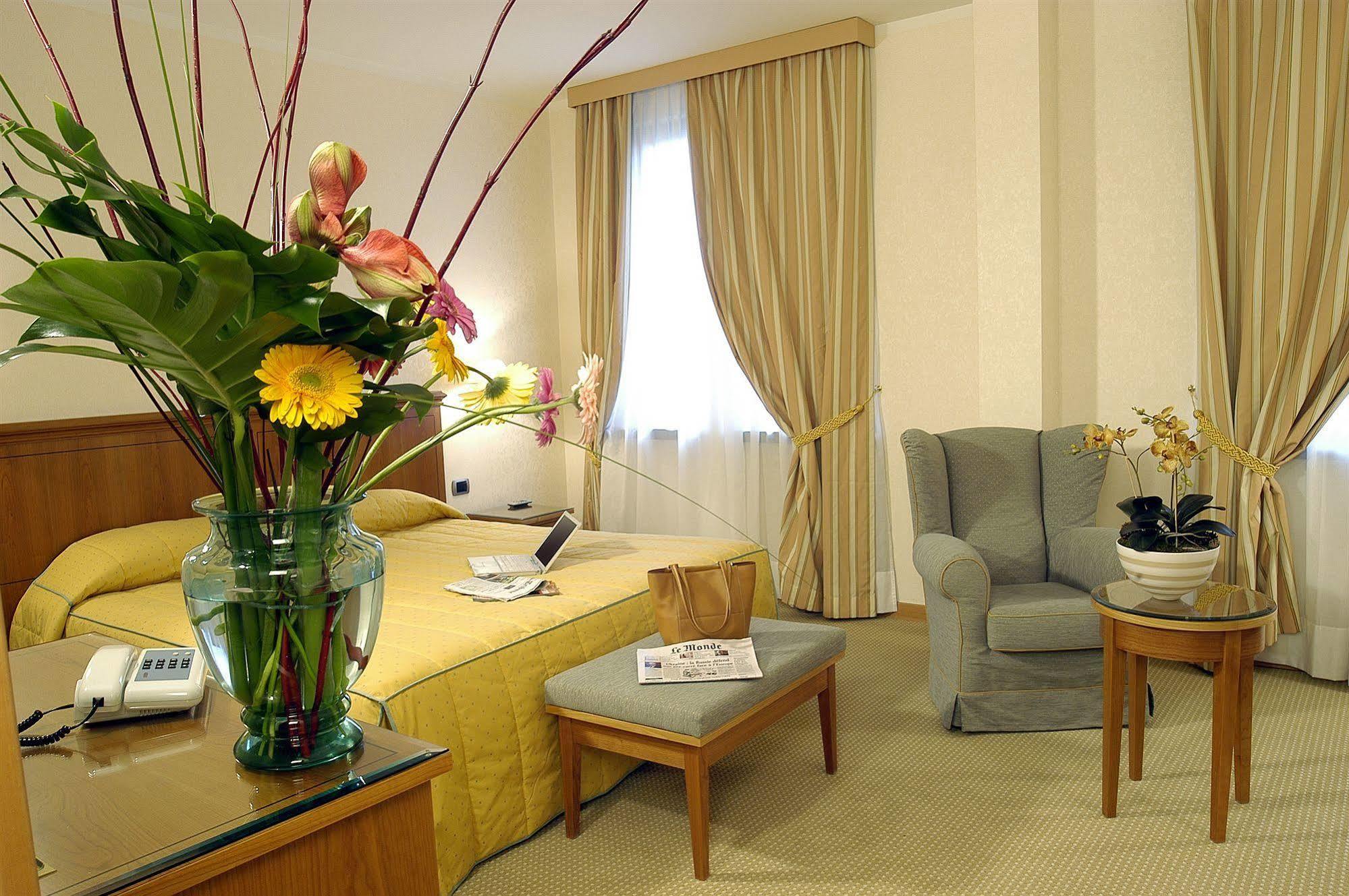 Hotel Excelsior Magenta Esterno foto
