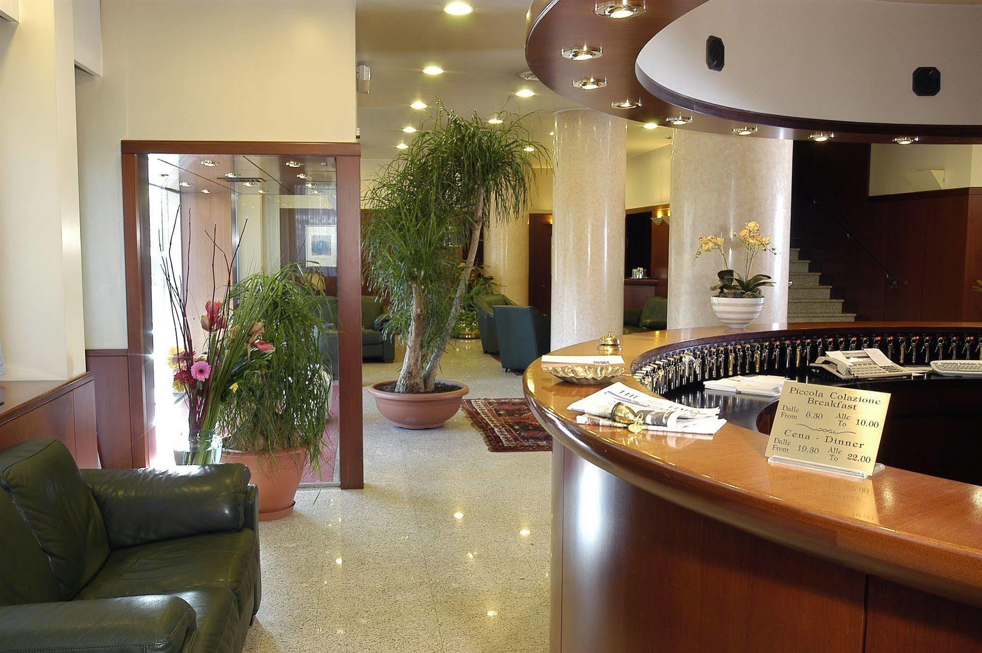 Hotel Excelsior Magenta Esterno foto