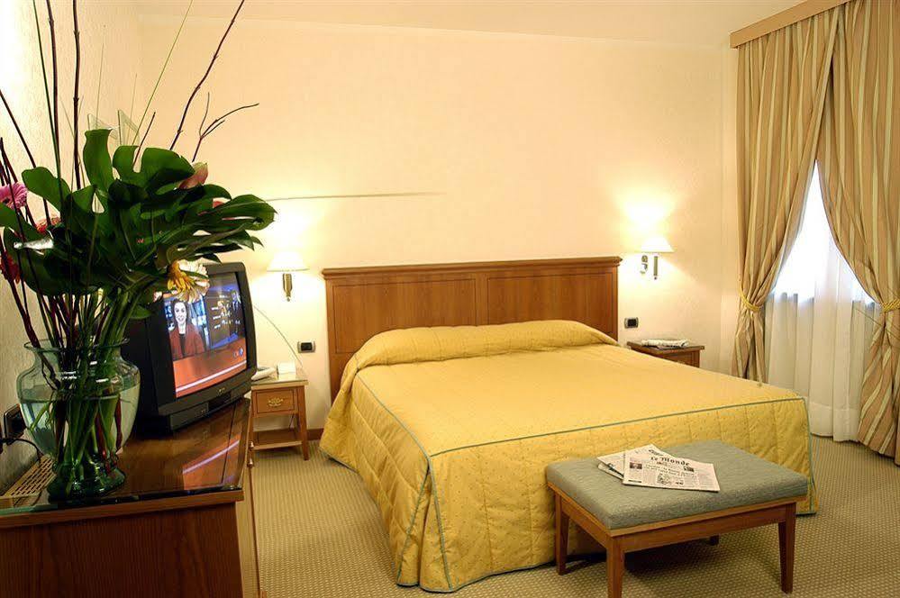 Hotel Excelsior Magenta Esterno foto